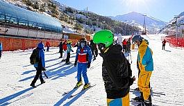 Büyükşehir'den sağlık çalışanlarına kayak eğitimi