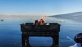 Buz tutan Çıldır Gölü üzerinde mangal keyfi