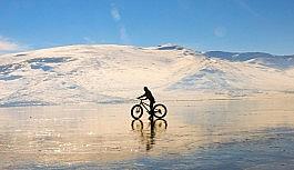 Buz tutan Çıldır gölünde bisiklet keyfi