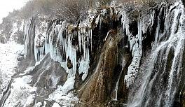 Buz tutan şelale kartpostallık görüntü oluşturdu