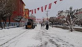 Çaldıran Belediyesi çarşı merkezinde biriken karı temizledi