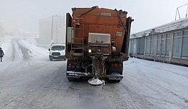 Çaldıran Belediyesinden yol tuzlama çalışması