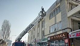 Çaldıran'da kaldırım ve çatılardaki buz sarkıtları temizlendi