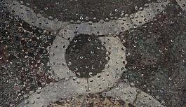 Cami tabanındaki mozaikler "Daha güzel görünsün" diye cam döşeme içine alınmıştı şimdi buğulanma nedeniyle neredeyse gözükmüyor