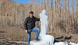 Çeşme soğuktan patladı, ortaya buzdan heykel çıktı