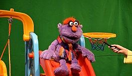 Çocuklar, yeni arkadaşları puki ile her hafta bir tiyatro izleyecek