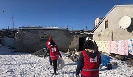 Çocuklara yeni yıl hediyesi dağıttılar