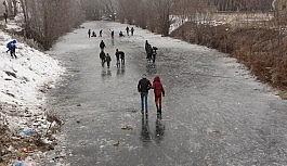 Çocukların donan derede kızak keyfi