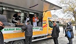 Çorba dağıtırken söylediği şarkılarla vatandaşın gözdesi oldu