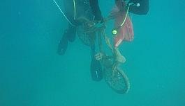 Denizden bisiklet çıktı, dalgıçlar şaşırdı