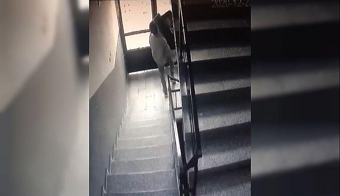 Depodan eşya çalıp çıkarken apartman yöneticisine selam verdi