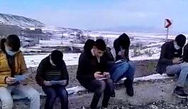 Derslerini takip edebilmek için çektikleri video ile sosyal medyadan destek istediler