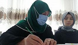 Doktor, mühendis ve öğretmen yetiştiren anne şimdi okuma yazma öğreniyor