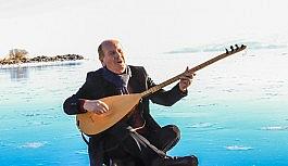 Donan Çıldır Gölü'nde saz çalıp türkü söyledi