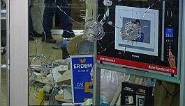 Dükkana kurşun yağdırıp kayıplara karıştılar