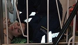 Dumandan etkilenen kadının yardımına komşusu koştu