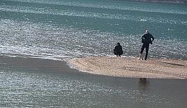 Dünyaca ünlü plaj hafta sonu iki arkadaşa kaldı