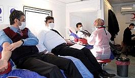 Eğitimciler 'Bir damla hayat da sen ol' sloganıyla Kızılay'a kan bağışında bulundu