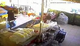 Elazığ'da deprem anı marketin güvenlik kamerasına yansıdı