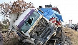 Elazığ'da tren, çarptığı tırı 100 metre sürükledi: 5 yaralı