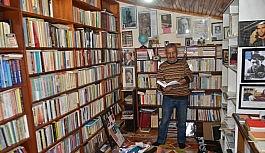 Emekli öğretmen, evini kütüphaneye çevirdi
