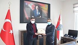 Emniyet Müdürü Özer'den başarılı Gazetecilere hediye