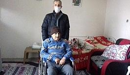 Engellilere tekerlekli sandalye desteği