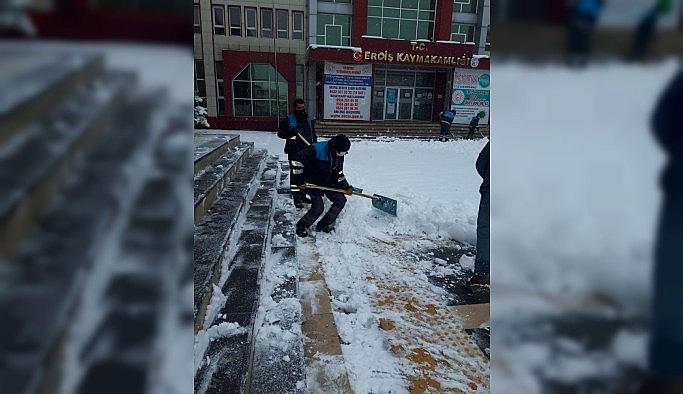 Erciş Belediyesinden kar temizlik çalışması
