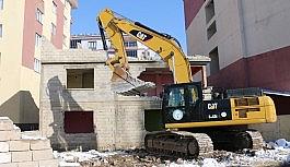 Erciş'te metruk binaların yıkımına devam ediliyor