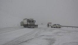 Erzincan'ın yüksek kesimlerinde kar yağışı etkili oldu