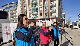 Evde kalanlara sokakta moral konseri