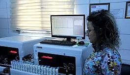 Farklı illerden gelen süt numuneleri Erzincan'da analiz ediliyor