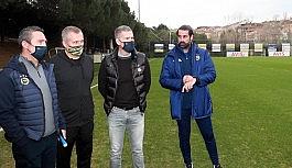 Fenerbahçe Başkanı Ali Koç, Yönetim Kurulu Üyeleri Mustafa Kemal Danabaş ve Selahattin Baki ile Sportif Direktör Emre Belözoğlu, sarı-lacivertli takımın bugünkü antrenmanını yakından takip etti.