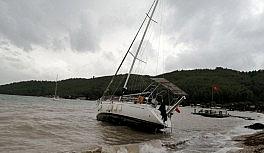 Fırtına tekneleri karaya sürükledi