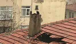 Fırtınada kopan bacanın parçası çatıda hasara neden oldu