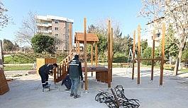 Gaziemir'in parklarındaki oyun grupları yenileniyor