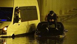 Göle dönen alt geçitte araç içinde mahsur kaldılar