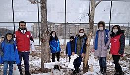 Gönüllü gençler doğadaki hayvanlara yem bıraktı