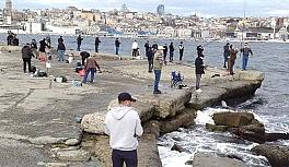 Güneşi görenler oltalarıyla Sarayburnu'na akın etti