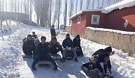 Güneşli havada kızak keyfi