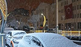 Hakkari'de kar yağışı başladı, taksiciler hazırlıksız yakalandı