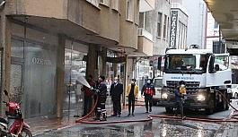 Hakkari'de yollar tazyikli suyla yıkandı