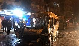 Hastane servisi alevlere teslim oldu, sağlık çalışanları son anda kurtuldu