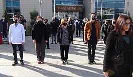 Hayatlarını kaybeden meslektaşları için 1 dakikalık saygı duruşunda bulundular