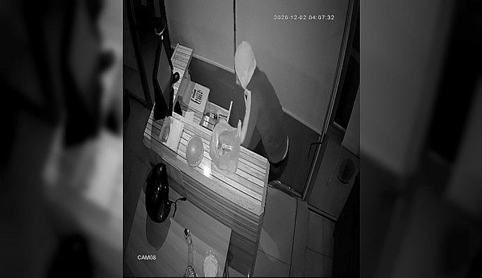 Heyecandan ağzı kuruyan hırsız süs havuzundan su içti, sonra çaldı