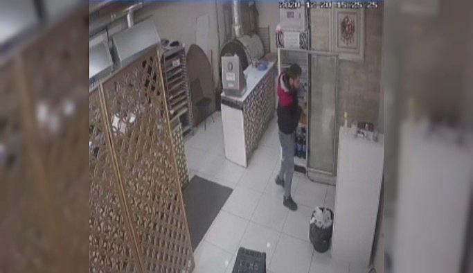 Hırsız ile işyeri sahibi arasında yaşanan arbede anları kameraya yansıdı