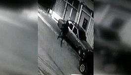Hırsızlık yaparken ev sahibine yakalanan şüphelilerin kaçma anı kamerada