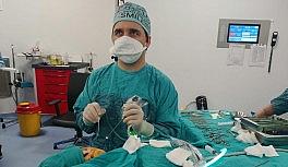 İşitme kaybı olan çocuğa kapalı kulak zarı ameliyatı