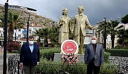 İsmet İnönü, Çeşme'de heykeli başında anıldı