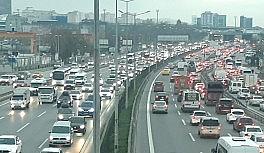 İstanbulda kısıtlama öncesi trafik yoğunluğu rekor seviyede